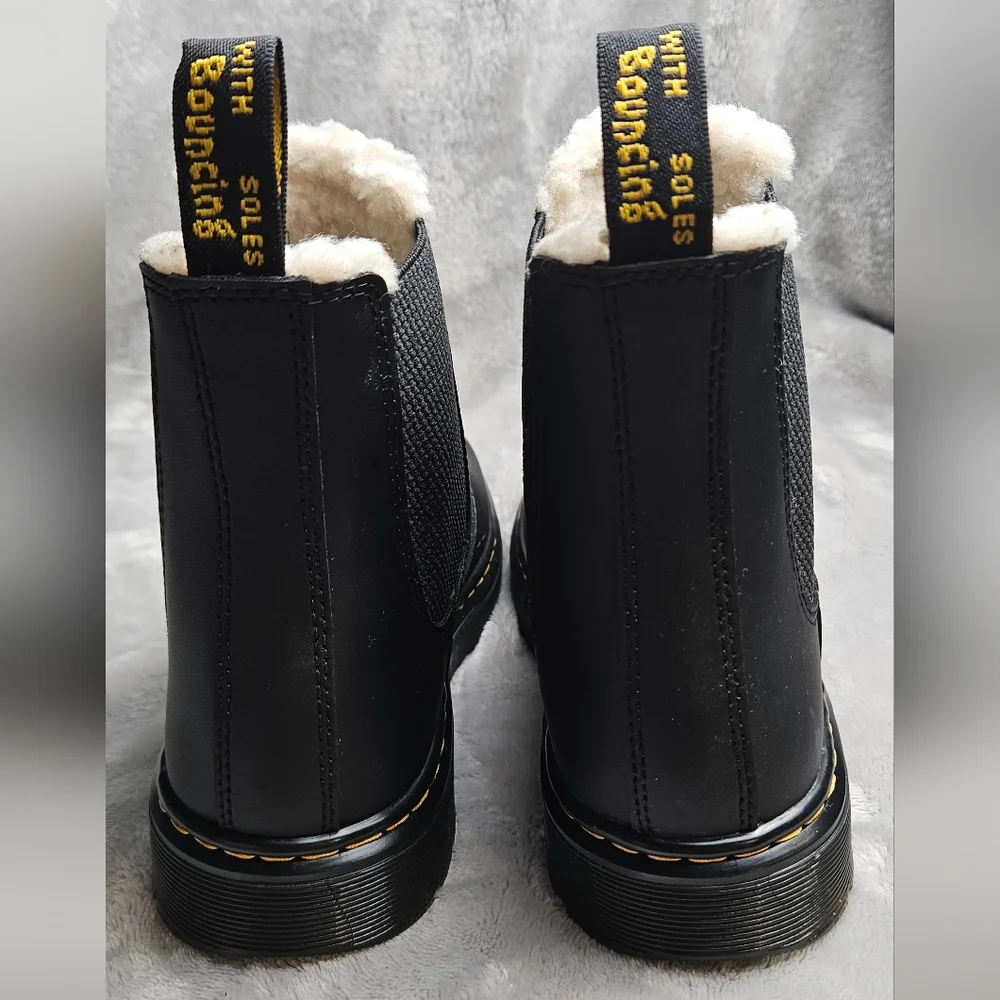 Dr. Martens Chelsea Boots Faux Fur Lined Black Leather Women’s Size 6